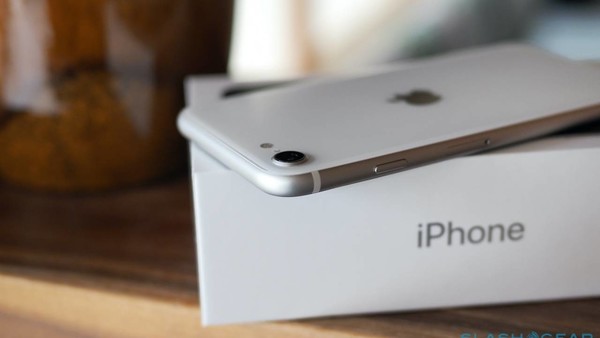 第二季度美国智能手机销量下降了25%，iPhone  SE也在走下坡路。