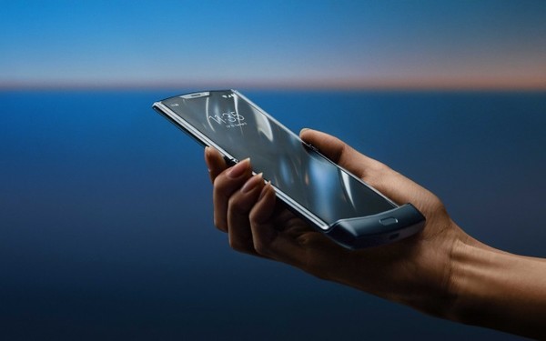 大屏手机2021-摩托罗拉Razr迭代版曝光新技术应用将于9月发布。  第1张